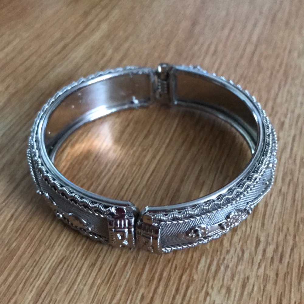 Silver design bangle